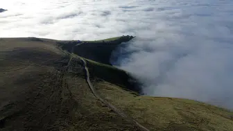 Karadeniz'in zirvesinde masalsı anlar: Sis bulutu yaylayı yuttu