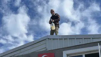Mudanya'da yıkım operasyonunda çatıya çıkan ev sahibi geri adım attırmayı başardı