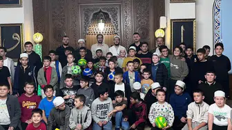Burhaniye'de cami avlusu çocukların kahkahalarıyla şenlendi