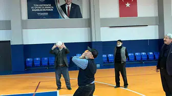 Bilecik'te sahalar gençlere değil, tecrübeye emanet: Yıllara meydan okuyanlar parkeye indi