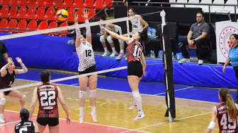 Manisa'da nefes kesen voleybol düellosu: 36-34'lük setle gelen zafer