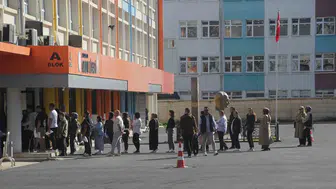 Ordu'da sınav maratonu: Adaylar içeride, aileler dışarıda nefeslerini tuttu
