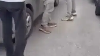 Okul çıkışında servis şoförlerinin kavgası velileri dehşete düşürdü