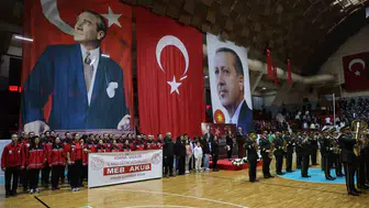 Adana'da Cumhuriyet coşkusu salonlara taştı: Yağmur kutlamalara engel olamadı