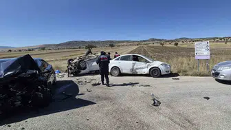 Burdur'daki kavşakta can pazarı: Üç aracın karıştığı zincirleme kazada acı bilanço