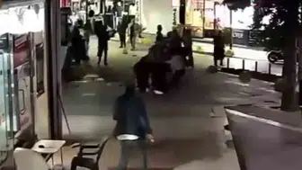 Okul kavgası caddeye taştı: Anne ve kızı kalabalık grubun hedefi oldu