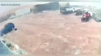 Bismil'de dehşet anları: Minare evin üzerine böyle devrildi