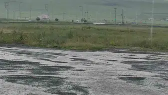 Ardahan'da aniden bastıran sağanak hayatı felç etti: Sokaklar göle döndü