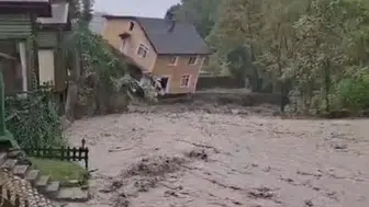 Sapanca'da kabus dolu anlar: İki katlı villa saniyeler içinde sulara gömüldü