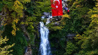 Giresun'un sarp yamaçlarında Cumhuriyet coşkusu: Şelale sularına karşı dev bayrak