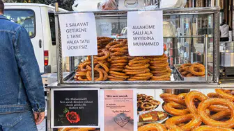 Hakkari'de tatlı bir gelenek: Salavat getirene ikram var