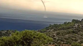 Antalya'da korku dolu anlar: Denizden karaya ulaşan hortum seraları yerle bir etti