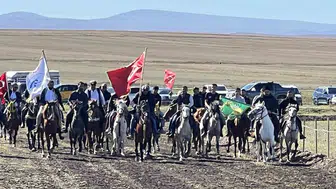 Meydancık köyünde toz duman birbirine karıştı: Rahvan atların nefes kesen mücadelesi