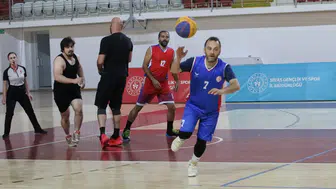 Taha Akgül Spor Salonu'nda kupa sevinci: Kamu çalışanları parkede ter döktü