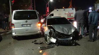 Burdur'da akşam saatlerinde korkutan kaza: Öğrenci servisi ile otomobil çarpıştı