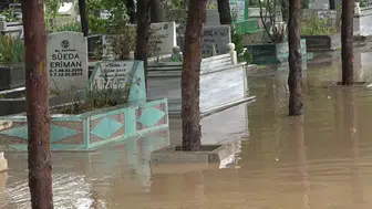 Diyarbakır'da sağanak felaketi: Mezarlık sular altında kaldı