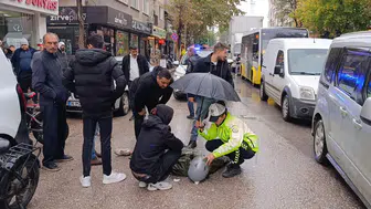 İnegöl'deki kazada yürekleri ısıtan görüntü: Yaralı genç için şemsiye nöbeti