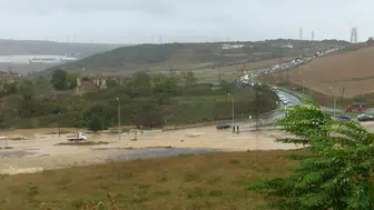 Başakşehir'de kabus dolu anlar: Bir anda yükselen sular araçları yuttu