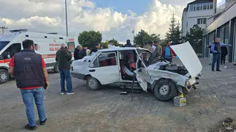 Van'da şiddetli çarpışma: İki otomobil hurdaya döndü, 6 kişi yaralı