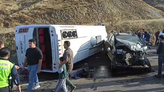Bingöl kara yolunda dehşet anları: Yolcu midibüsü yan yattı