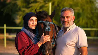 Korkularını eyerin üzerinde yendi: Hayvanlardan çekinen genç kızın şaşırtıcı dönüşümü