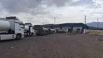 Habur'da bin liralık park ücreti ödeyen şoförler isyanda: Tır parkı var ama biz yol kenarında bekliyoruz