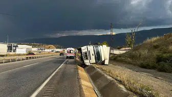 Kastamonu'da dehşet anları kamerada: Kamyon yolda savruldu