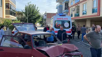 Efeler'de korkutan kaza: Direksiyon hakimiyetini kaybedince direğe çarptı