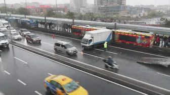 Haramidere hattında yağmur kazayı beraberinde getirdi: Metrobüs yolu kilitlendi