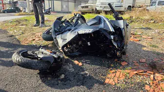 Bandırma'da dehşet anları: Çarpışmanın şiddetiyle motosikletli havaya savruldu