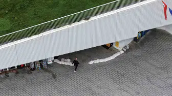 Kabataş'ta sel alarmı: Transfer merkezinin girişine örülen barikatlar şaşırttı