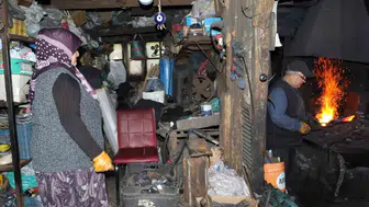 Çırak gelmeyince çareyi eşinde buldu: 15 yıldır omuz omuza demir dövüyorlar