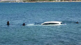 Park ettiği otomobilin gözleri önünde denize gömülüşünü çaresizce izledi