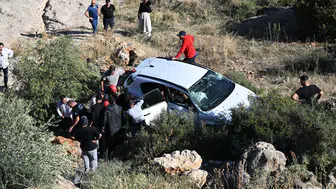 Antalya'da korkunç kaza: Seyir terasından uçan otomobil hurdaya döndü