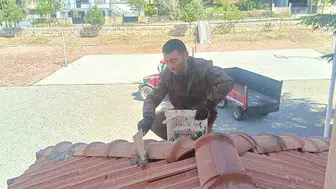 Eğitim yuvası için çatıya çıktı: Muhtardan örnek dayanışma
