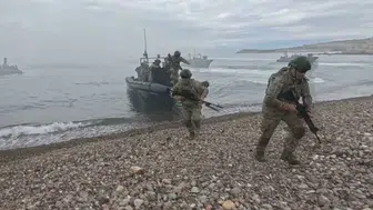 Foça kıyılarında nefes kesen tatbikat: Komandolardan gövde gösterisi