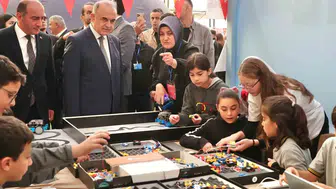 Kabataş'ta bilim rüzgarı: Halı saha dev bir laboratuvara dönüştü