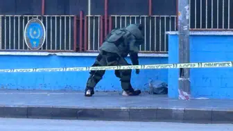 Emniyetin kapısında korku dolu anlar: Şüpheli paket alarmı