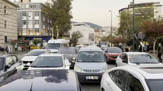 Ulucami'de sabah bereketi trafiği kilitledi: Araçlar tek şeride mahkum kaldı