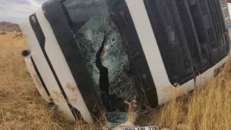 Kurtalan yolunda dehşet anları: Kontrolden çıkan kamyon devrildi