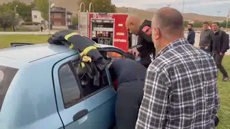 Elazığ'da korkutan kaza: Araçta sıkışanlar için zamanla yarışıldı