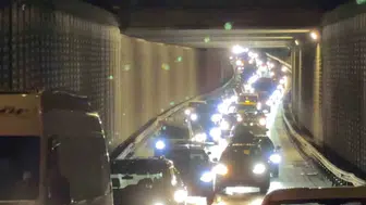 Bursa'da gece yarısı dehşeti: Bariyerlere saplanan otomobilden sağ çıktılar