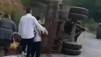Düzce'de tarım aracı facianın eşiğinden döndü: Römorktaki 11 kişi yola savruldu