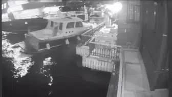 Boğaz'ın sessizliğini bozan kaza: Tarihi yalıya vapur çarptı