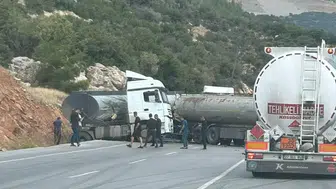 Nurdağı yolunda tehlikeli kaza: Tonlarca yakıt asfalta saçıldı