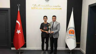 Samsun'un gökyüzündeki gururu: Dron şampiyonu kupasını başkanla paylaştı