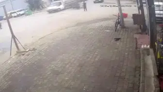 Bornova'da korku dolu anlar: Kamyonetin altına giren sürücü mucize eseri kurtuldu