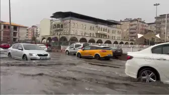 Diyarbakır'da gökyüzü karardı: Şiddetli sağanak hayatı felç etti