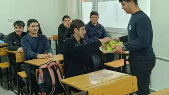 Ladik'te sınıflardan yükselen sağlıklı yaşam çağrısı: Öğrenciler öğretmenlerine meyve ikram etti