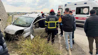 Kozluk yolunda korkutan kaza: Duvara çarpan araçta can pazarı yaşandı